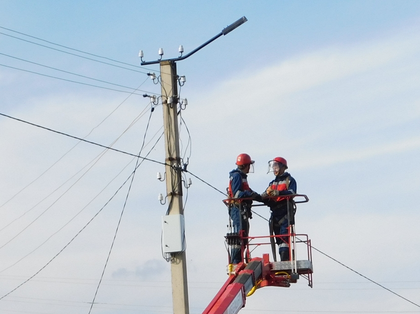Энергетики восстанавливают энергоснабжение жителей Забайкалья, нарушенное ураганным ветром